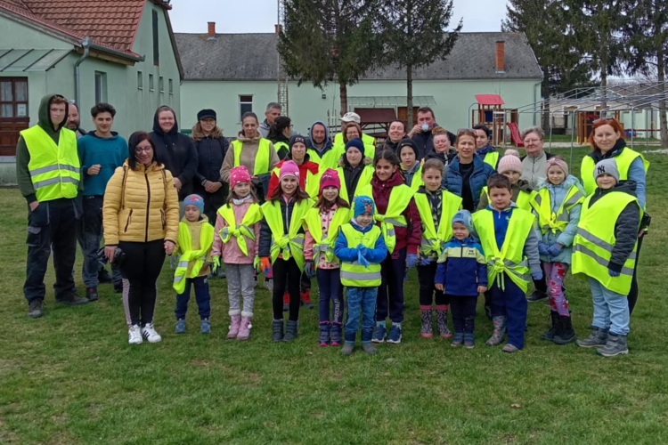 Tavaszi szemétszedés  Pápadereskén