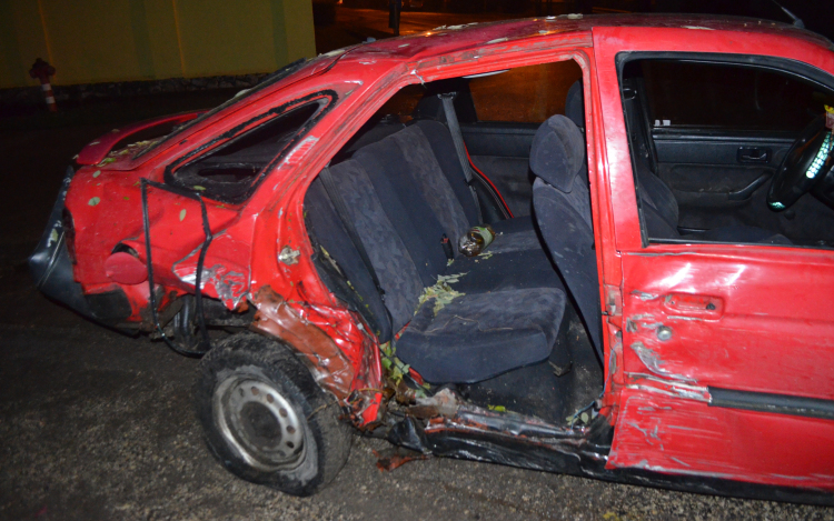 Ittasan villanyoszlopnak ütközött