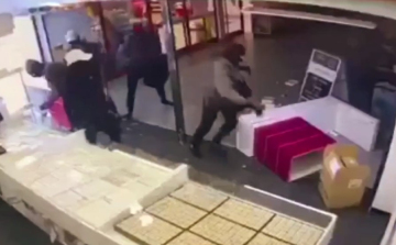 Durva videó: Így rabolták ki a veszprémi ékszerboltot