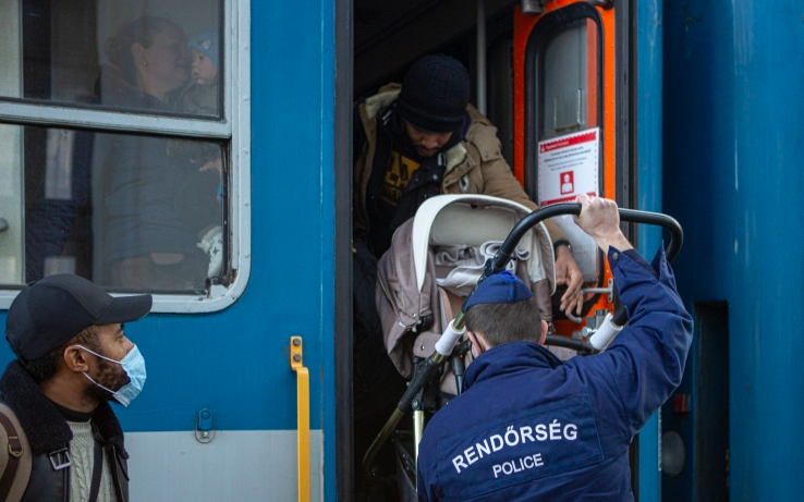 Ukrajnai háború - Több mint 4200 menekültet fogadtak kedden a fővárosi pályaudvarokon