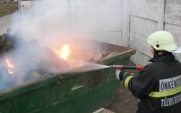 Tujákat és szemeteseket gyújtogatnak Pápán - keresik őket!