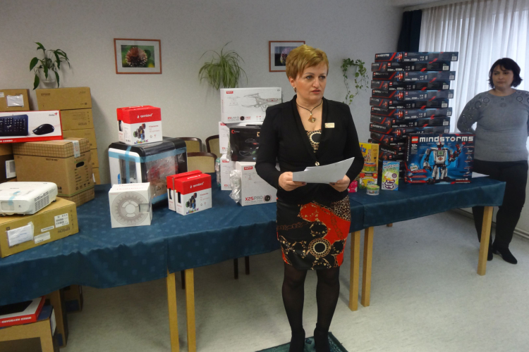 27 millió forint értékben kaptak digitális eszközöket a pápai és környékbeli iskolák