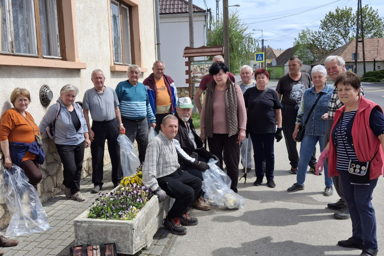 Példás összefogás Tapolcafőn: 18 önkéntes tisztította meg a települést