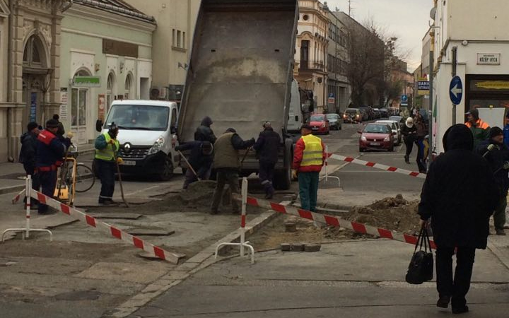 Útjavítás miatt lezárás van érvényben a Deák Ferenc utcán is
