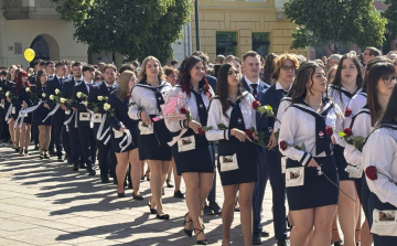 Elballagtak Pápa végzős diákjai – megtelt ünneplő fiatalokkal a belváros
