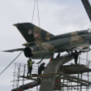 MiG-21 Emlékmű - Pápa - A gép emelése