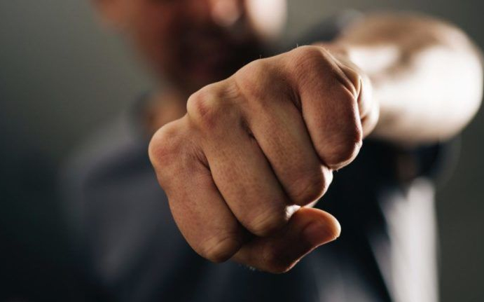 Rablással, súlyos testi sértéssel és kábítószer birtoklásával vádolják a 43 éves férfit