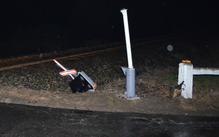 Nekiment a fénysorompónak, majd elhajtott - A lakosság segítségét kéri a rendőrség