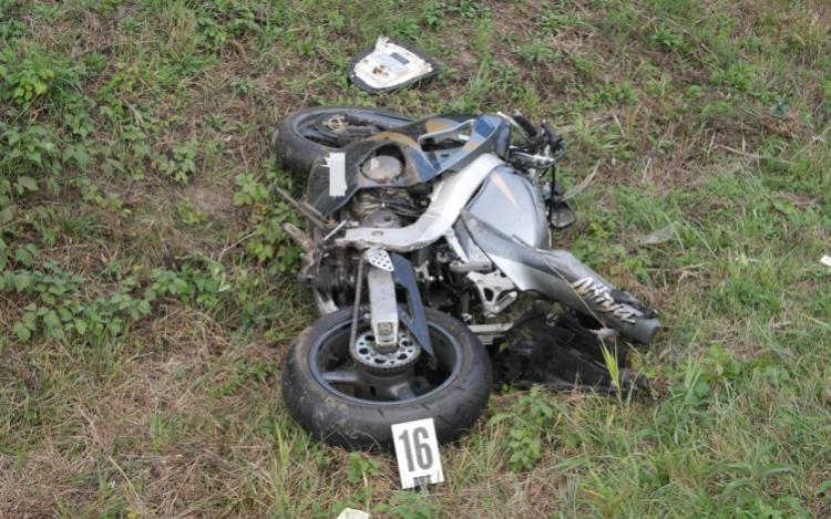 Meghalt egy motoros a 83-ason