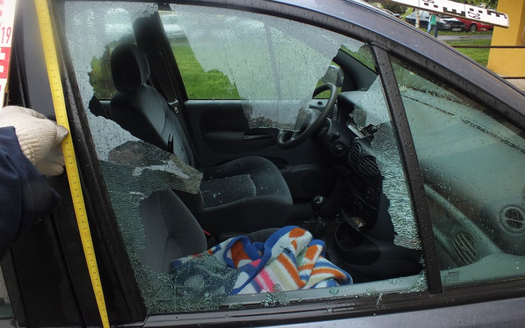 Kilenc autót tört fel Pápán - Vádat emeltek a 21 éves férfi ellen