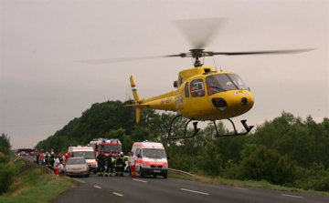 Árokba borult egy autó a 83-ason