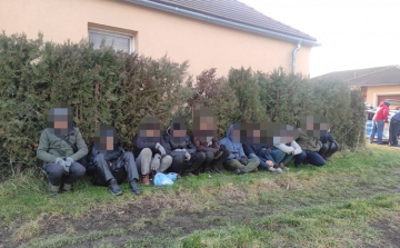 Tolták a lerobbant autójukat az Adásztevelen elfogott migránsok