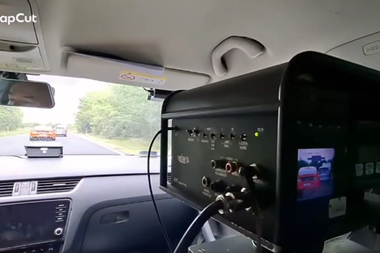 Mozgó autóból mérték a sebességet a rendőrök - Videó