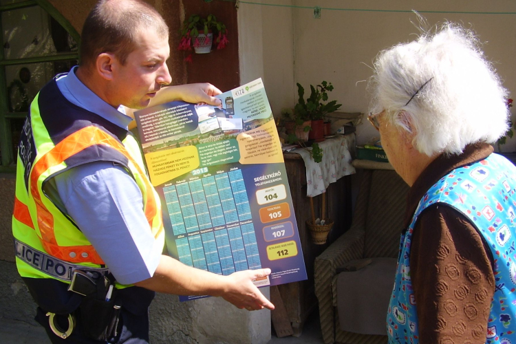 Időseket látogattak