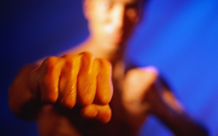 Ököllel támadt beteg nagymamájára a pápai fiatal