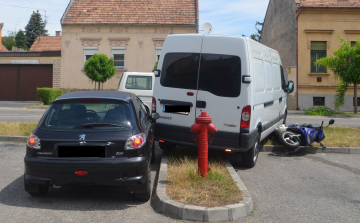 Utcára guruló gépkocsi okozott balesetet