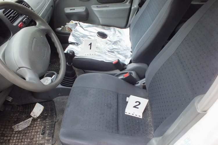 Autófeltörés közben elaludt