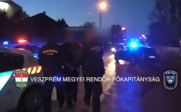 21 gépkocsit tört fel a pár, a pápai rendőrök elfogták őket