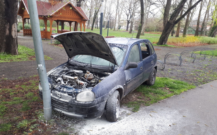 Valaki behajtott az Erzsébet ligetbe az éjszaka és nekiment egy villanyoszlopnak