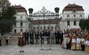 Elfogadták a kastélytörvényt, a pápai is szerepel a listán