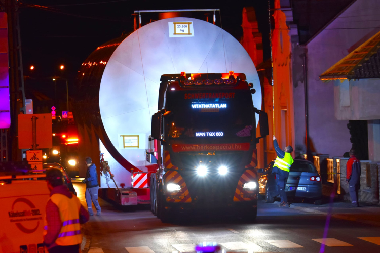 Jókora tartályt szállítottak át a városon