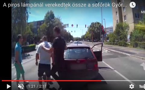 Négyen verekedtek össze egy piros lámpánál, Győrben