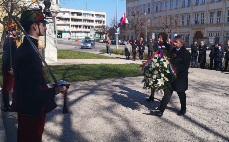Koszorúzással emlékeztek március 15-én
