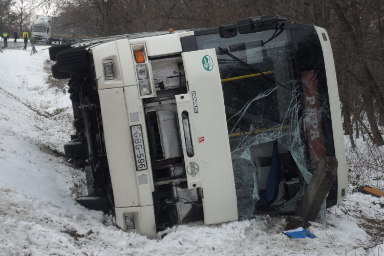 Súlyos buszbaleset a 83-ason!