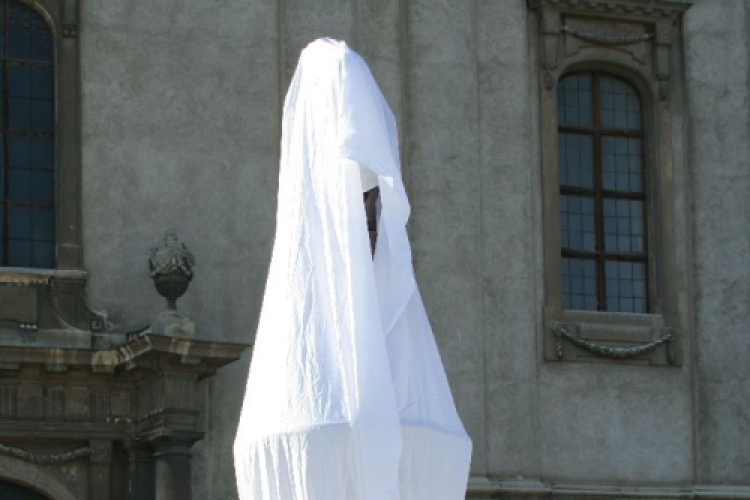 Felavatták a korsós lányt ábrázoló szobrot