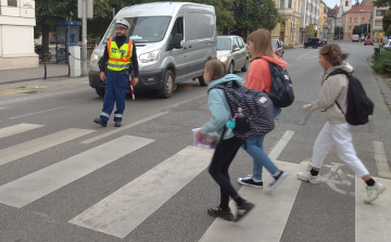 Egyenruhások a Pápai járás több iskolájának közelében