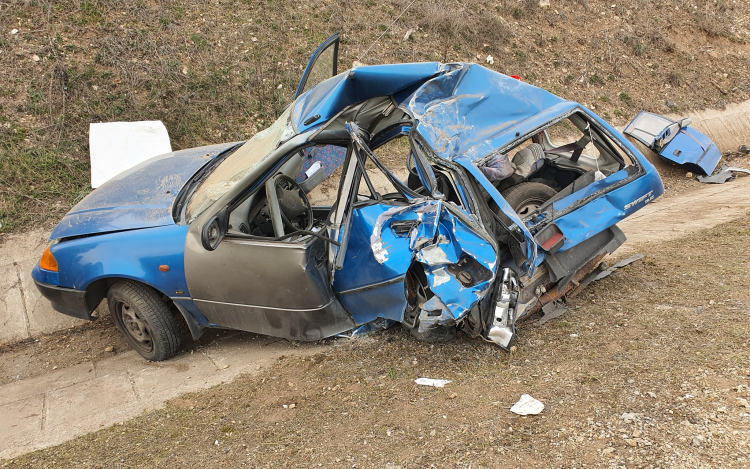 Megállt a suzukis a 8-ason, egy kamion árokba lökte