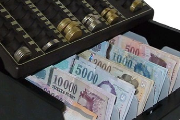 Rendszeresen lopta a pénzt a kasszából