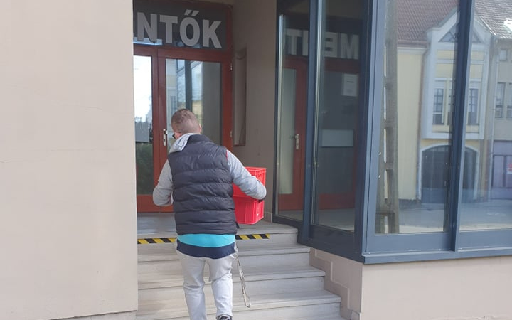 A Fincsi Falatozó a mentősöket és a pápai kórház ápoltjait segíti