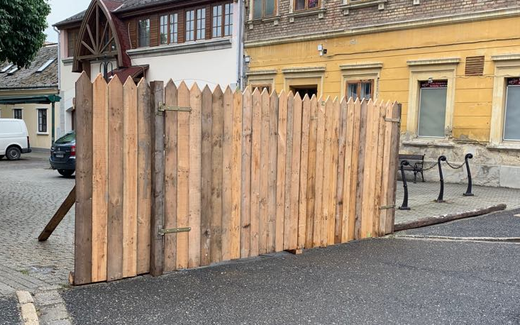 Jelképesen újra megépítik a gettókerítést a Rákóczi és a Kossuth utca sarkán