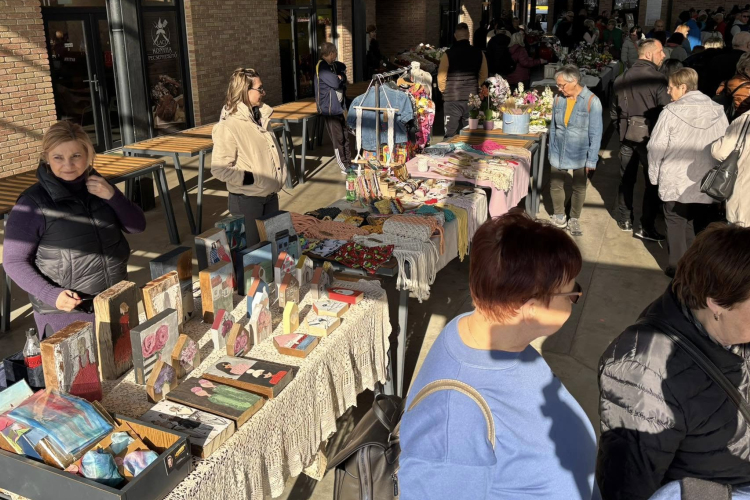 Nőnapi vásár a zenélő piacon