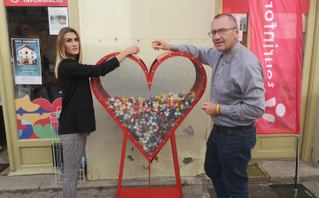 Kupakgyűjtő szívet helyeztek el Pápán