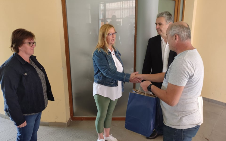 Tanszercsomagokat adományozott rászoruló családoknak az MSZP helyi szervezete