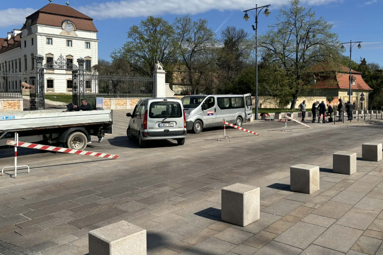Jobb, ha elkerüli a Fő teret, ismét javítják a burkolatot