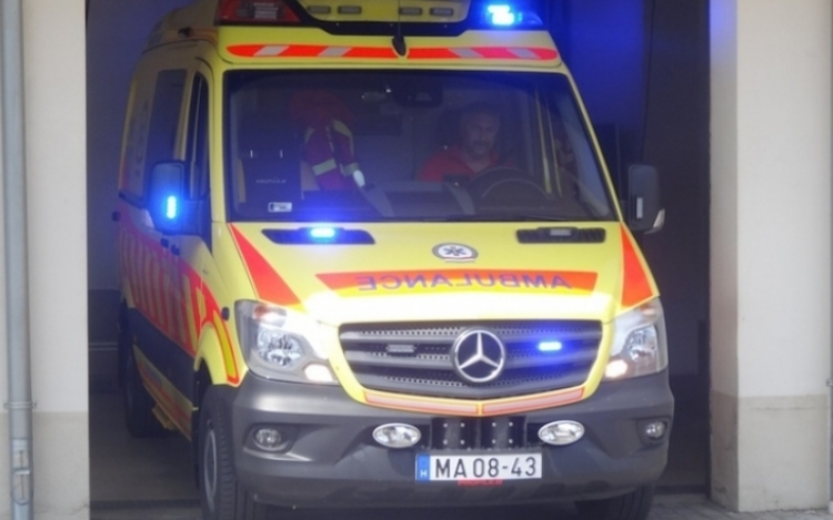 Villanyoszlopnak ütközött egy autóbusz Marcaltőn