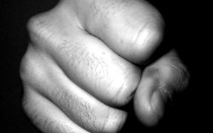 Az étteremből rángatta ki barátnőjét