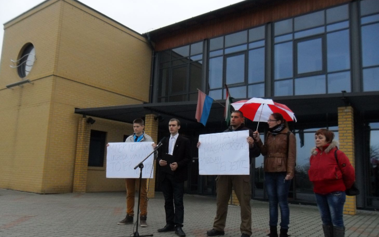 A pápai Jobbik IT ellenzi az uszodabezárást