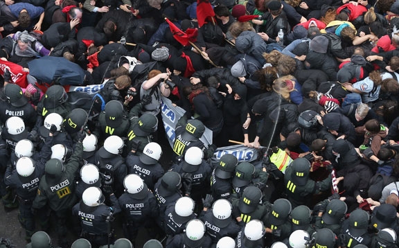 Összecsaptak az EKB ellen tüntetők a rendőrökkel Frankfurtban