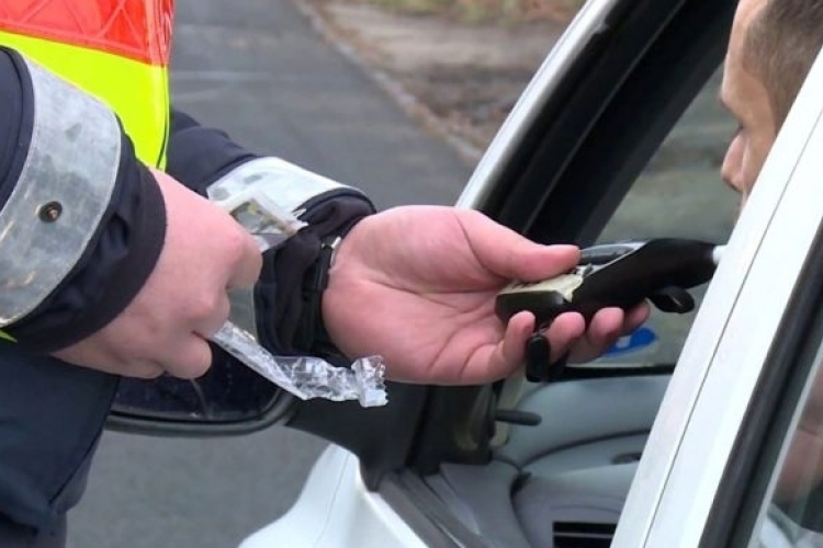 Egy éjszaka alatt kétszer fogták el a pápai rendőrök az engedély nélkül, ittasan vezető férfit