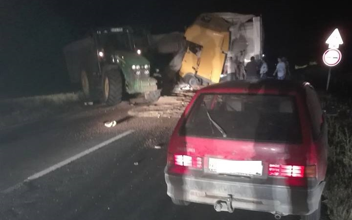 Traktor és kamion ütközött az elkerülőn