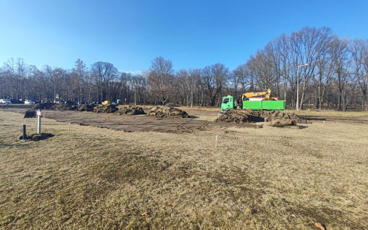 Megkezdődött a parkoló építése a Bajvívó téren