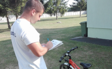 A rendőrök táborozó diákok kerékpárjait regisztrálták