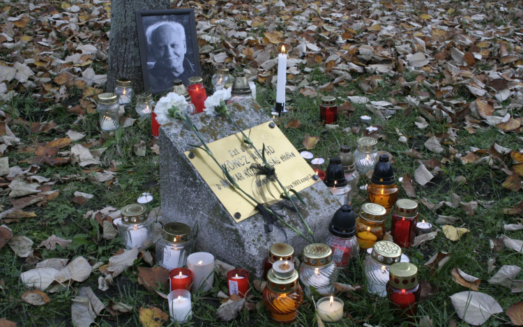 Pápán gyertyagyújtással búcsúztak Göncz Árpádtól