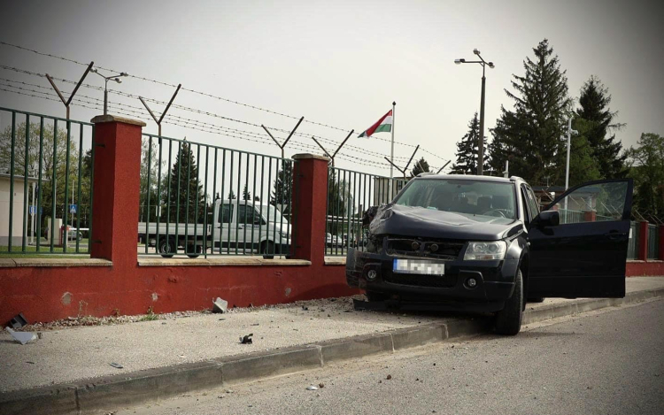 A reptér kerítésének ütközött egy autó, a katonák látták el a sérültet 
