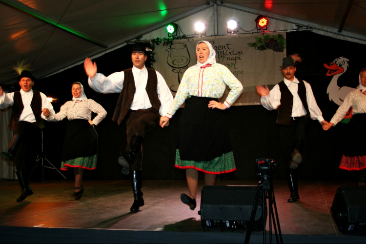 Remek borok és kiváló libaételek az Esterházy-kastély udvarán