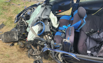 Kamion és személyautó ütközött frontálisan Öcsnél